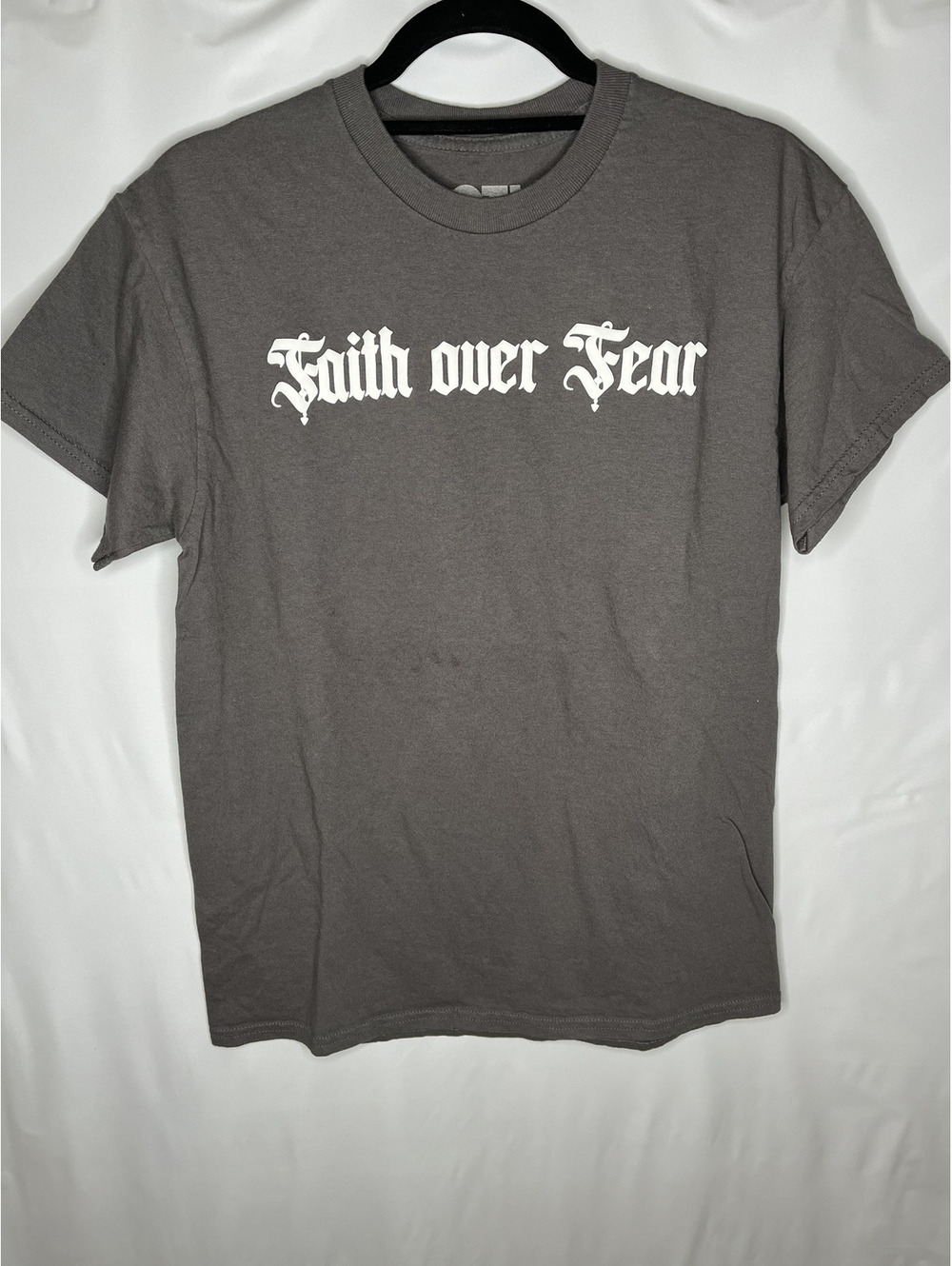 Preloved On the Low Men's Gray/"Faith Over Fear" Shirt Size Medium